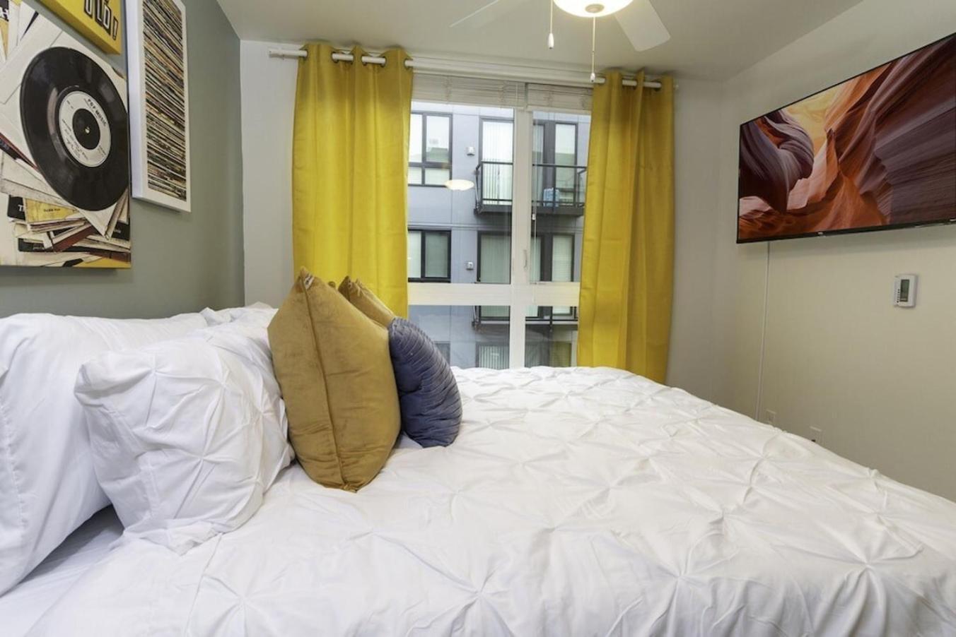 Self Check-In-Washer-Dryer-4Ksmart Tv-King Bed-Gym Tacoma Exterior photo