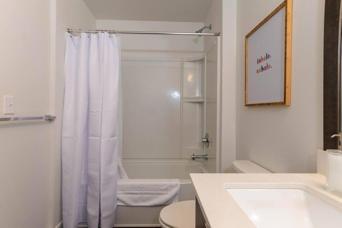 Self Check-In-Washer-Dryer-4Ksmart Tv-King Bed-Gym Tacoma Exterior photo